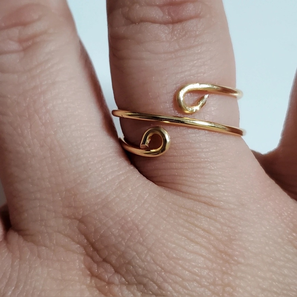 Elegant Gold Spiral Ring